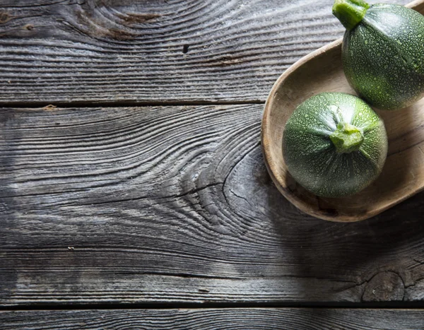 Grön zucchini på äkta gamla trä bakgrund för hemlagad kost — Stockfoto