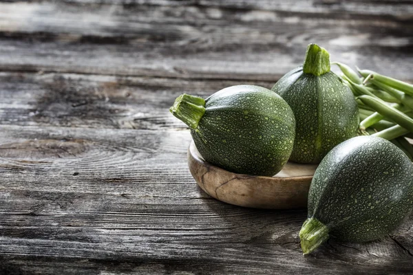 Zucchinis och gröna bönor på trä bakgrund för vegetarisk hemlagad mat — Stockfoto