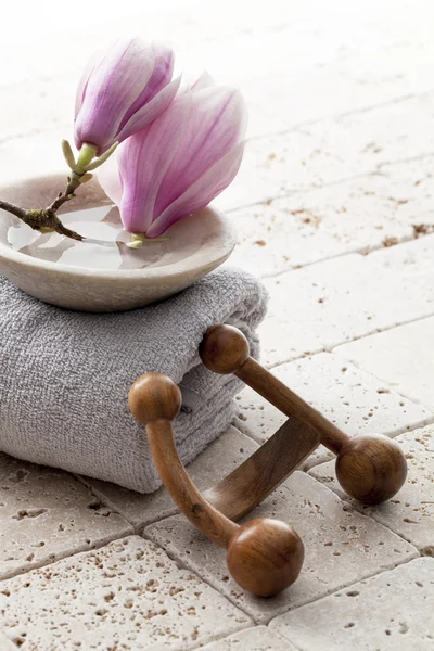 Flores de magnolia en taza de piedra de agua para la cura ayurveda — Foto de Stock