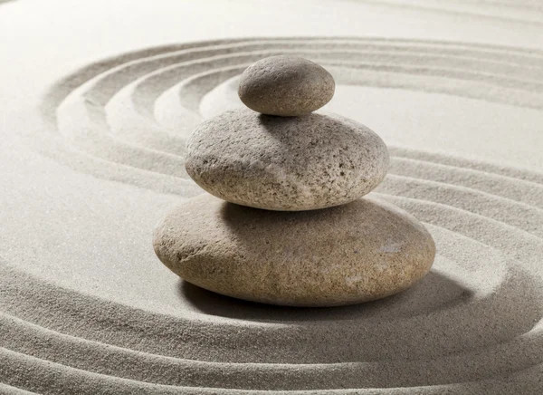 Zen kiezels voor ontspanning voor puur welzijn en ontwerp in zand — Stockfoto