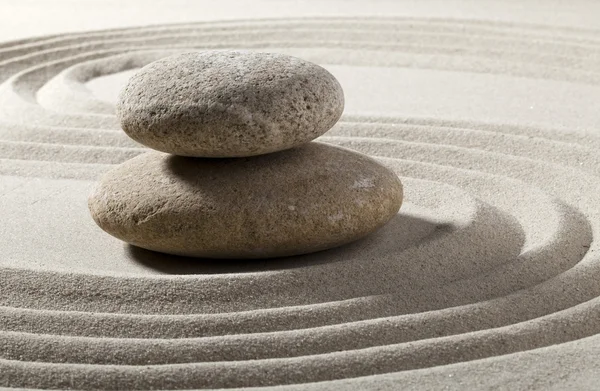 Traditionelle Zen-Landschaft mit zwei Steinen im Sand zur Entspannung und Meditation — Stockfoto