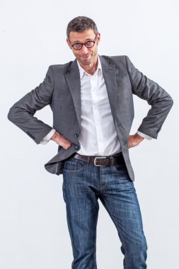 40'lı iş adamı özgüven ve girişimcilik için kalçalarında duruyor