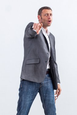 dizinli birini suçlayan veya kınayan işadamını bağırmak ön plana