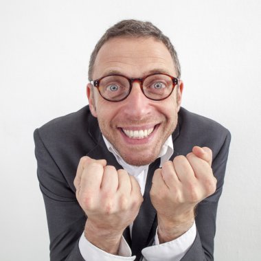 heyecanlı adam refah ve huzur için eğlenceli el jesti ile kendini ifade zevk