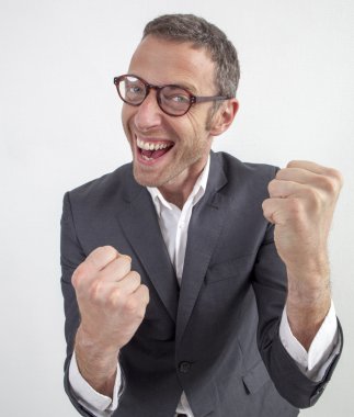 heyecanlı adam refah ve huzur için eğlenceli el jesti ile kendini ifade zevk