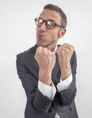 heyecanlı adam refah ve huzur için eğlenceli el jesti ile kendini ifade zevk