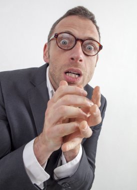 heyecanlı adam refah ve huzur için eğlenceli el jesti ile kendini ifade zevk