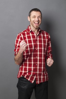 heyecanlı adam refah ve huzur için eğlenceli el jesti ile kendini ifade zevk