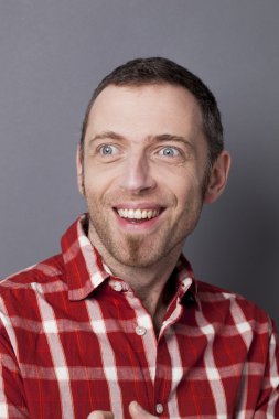 heyecanlı adam refah ve huzur için eğlenceli el jesti ile kendini ifade zevk