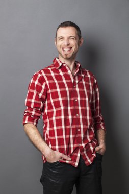 kot cepleri elleri ile rahat tutum için gülen keçi ebevesi ile heyecanlı orta yaş adam