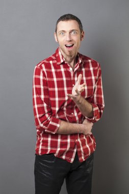 heyecanlı adam refah ve huzur için eğlenceli el jesti ile kendini ifade zevk