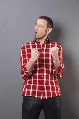 rekabetçi 40s adam bir yarışma kazanan