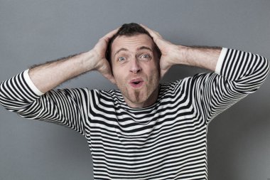 adam işaret ve çift odaklı el hareketi ile ürün veya reklam gösteren