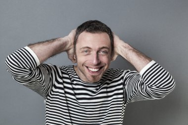 adam işaret ve çift odaklı el hareketi ile ürün veya reklam gösteren