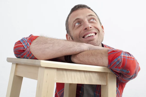 Souriant jeune homme d'affaires budget de travail et entreprise de musique assis à la maison-bureau — Photo