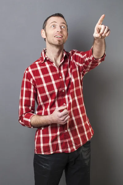 Uomo che indica e mostra il prodotto o la pubblicità con il gesto della mano a doppio fuoco — Foto Stock