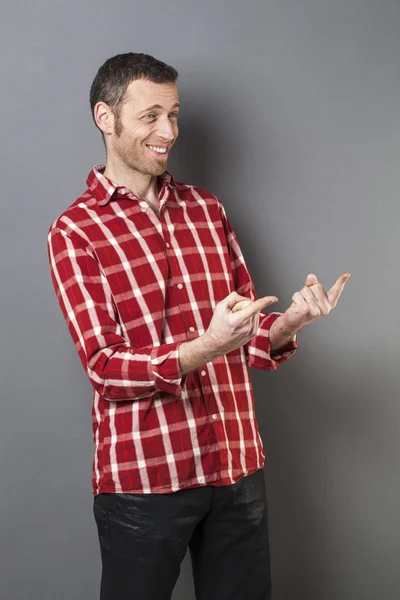 Людина вказує і показує продукт або рекламу з подвійним зосередженим жестом руки — стокове фото