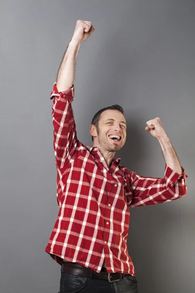 Hombre señalando y mostrando producto o anuncio con gesto de mano doble enfocado —  Fotos de Stock
