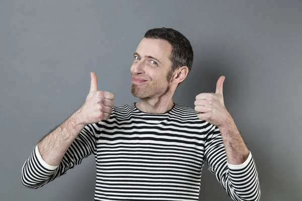 Człowiek wskazując i pokazując produkt lub reklamę z podwójnym ukierunkowanym gestem ręki — Zdjęcie stockowe