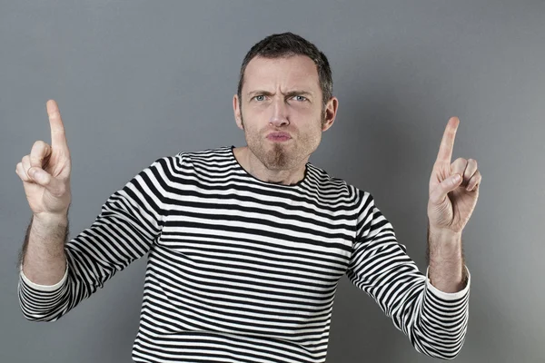 Man wijst en toont product of advertentie met dubbel gefocuste hand gebaar — Stockfoto