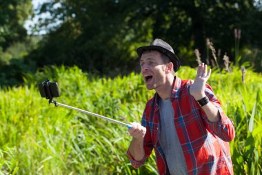 mutlu 40s adam açık otoportreler ile eğlenmek