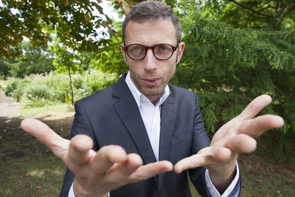 Rare mannelijke zakenman die over strategische leiderschaps oplossingen buitenshuis discussieert — Stockfoto