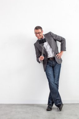 orta yaşlı işadamı iş yerinde eğlenmek için sopa ile selfie alarak zevk