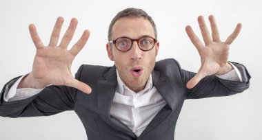 kendinden geçmiş 40'lı yaşlardaki adam kontrol edilmiş gömlekli bir şeye bakıyor.