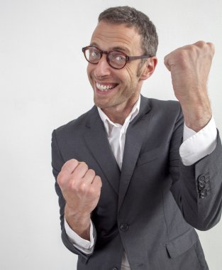 kendinden geçmiş 40'lı yaşlardaki adam kontrol edilmiş gömlekli bir şeye bakıyor.