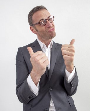 kendinden geçmiş 40'lı yaşlardaki adam kontrol edilmiş gömlekli bir şeye bakıyor.