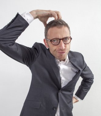 kendinden geçmiş 40'lı yaşlardaki adam kontrol edilmiş gömlekli bir şeye bakıyor.