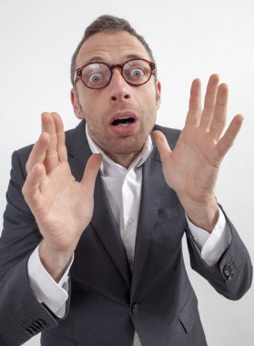 kendinden geçmiş 40'lı yaşlardaki adam kontrol edilmiş gömlekli bir şeye bakıyor.