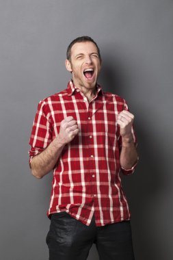 gülen 40s adam zafer için bağırıyor