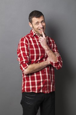 şüpheci 40s adam hayal kırıklığı için parmak ısırma endişeli görünümlü