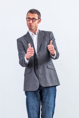 iyi bir yönetim için ayakta gözlük ve başparmak ile ayrılmış orta yaşlı işadamı
