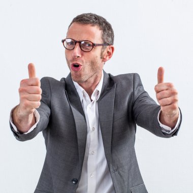  gözlük ve başparmak ile mutlu orta yaşlı işadamı memnuniyeti için ayakta