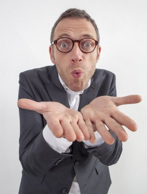 heyecanlı 40s yöneticisi ön planda ellerde ürün üfleme