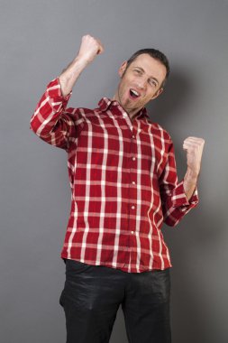 gülen 40s adam zaferini kutluyor