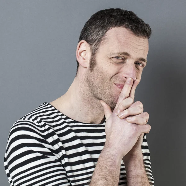 Skeptický muž, který se dívá, drží obě ruce při zklamávání úst a nosu — Stock fotografie