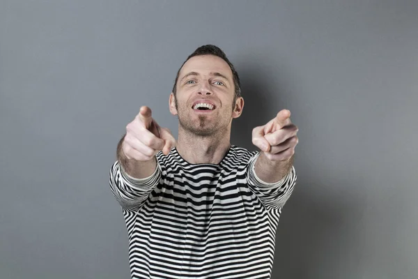 Чоловіча концепція підліткового віку з червоним светром і веселим жестом рук — стокове фото