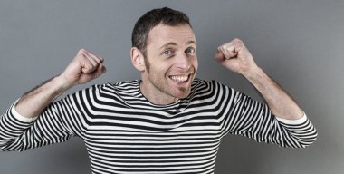 gülümseyen 40s adam başarı ifade