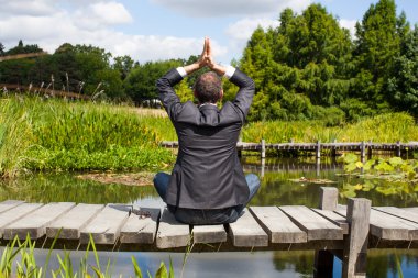 su üzerinde ahşap yolda dua işadamı yoga
