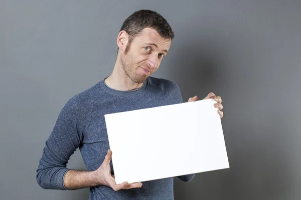 Divertido hombre de 40 disfrutando de hacer un anuncio en la visualización de un inserto en blanco — Foto de Stock
