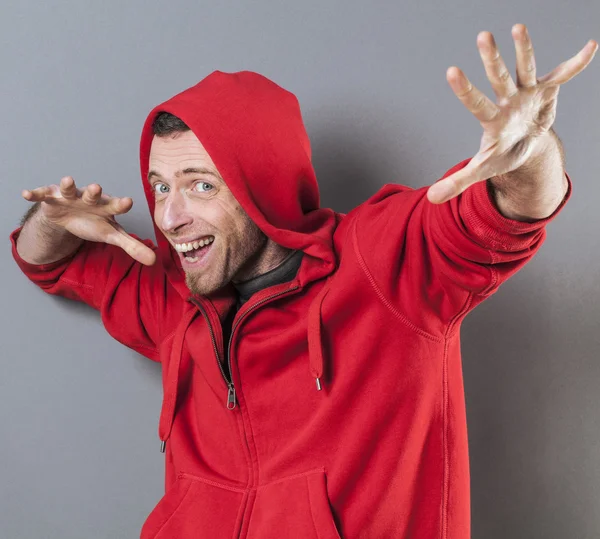 Eksztatikus középkorú visel piros kapucnis pulóver játék rapper szórakoztató kéz gesztus — Stock Fotó