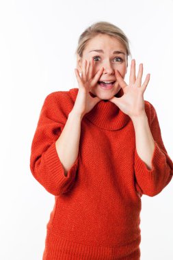 güzel genç kadın yüksek sesle şaşırtıcı bir sır ortaya çıkarmak için ellerini kullanarak