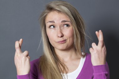 onun parmak sıkı kapısı olsun güvenen yaratıcı sarışın kız