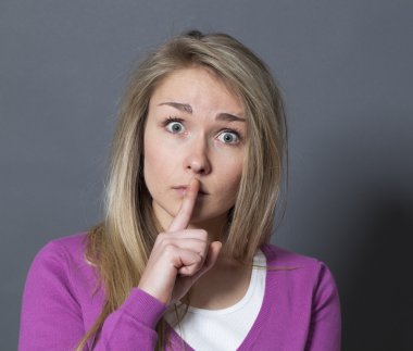 sürpriz genç sarışın kız şeyler sessiz ve gizli tutmak isteyen