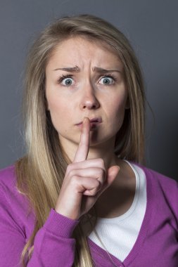 çok korkmuş genç sarışın kız şeyler sessiz ve gizli tutmak isteyen