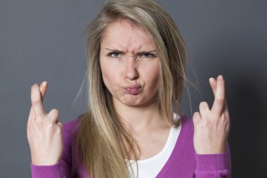 sarışın 20'li yaşlarda somurtarak onun parmak sıkı kapısı olsun güvenen kız