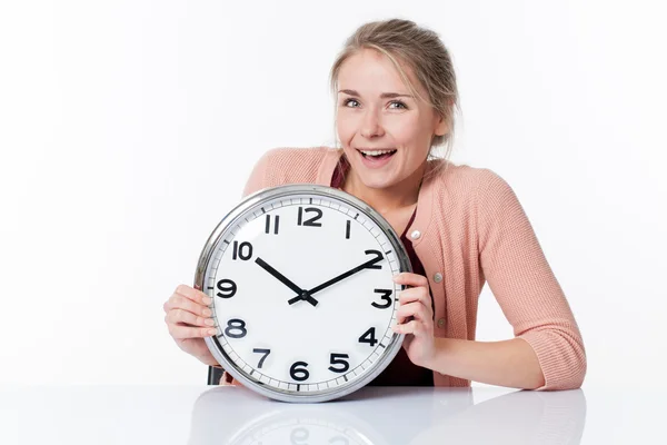 Ευτυχισμένος όμορφη νεαρή ξανθιά γυναίκα δείχνοντας ένα ρολόι, γελώντας για τη διασκέδαση και την αθωότητα — Φωτογραφία Αρχείου